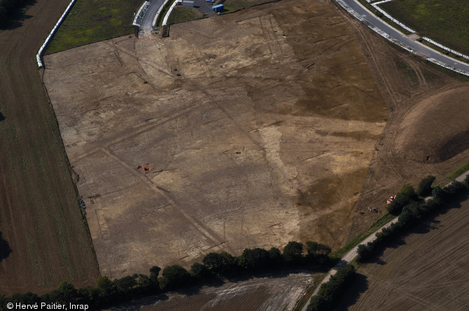 Fouille d'un habitat et atelier de forge et sidérurgie à Chateaulin.  Vue aérienne du site. 