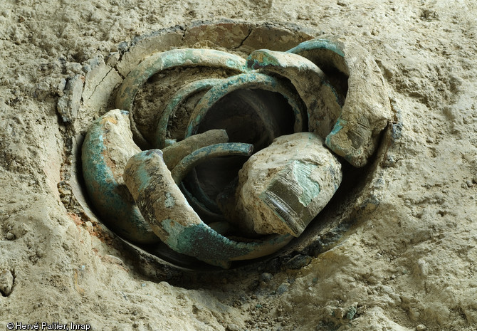 Sept bracelets de bronze enfouis vers 1300 avant notre ère dans un vase ont été découverts en 2009 à Domloup (Ille-et-Vilaine).  Certains d'entre eux ont été volontairement tordus avant leur dépôt.