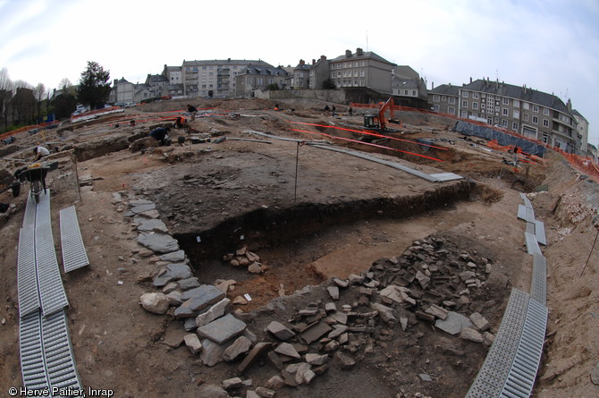 Vue panoramique de la fouille du mithraeum d'Angers (Maine-et-Loire) vers la cour Saint-Laud, 2010.  Le mithraeum d'Angers est le premier découvert dans l'ouest de la France. Ces temples apparaissent comme de petites chapelles voûtées où se déroulent les banquets et sacrifices dédiés à Mithra. 