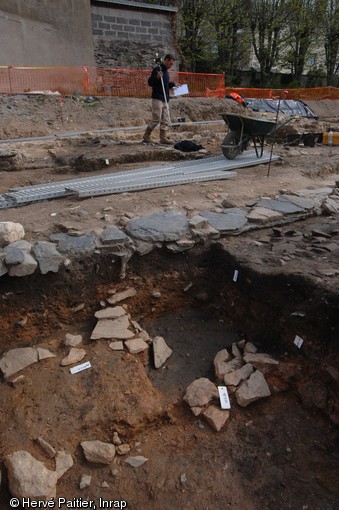 Relevé topographique des structures archéologiques de la fouille du sanctuaire voué au culte de Mithra à Angers (Maine-et-loire), 2010.    