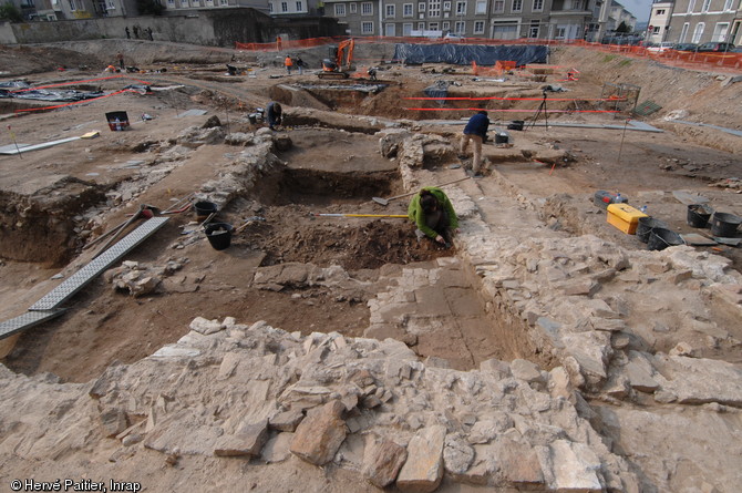 Vue des vestiges d’un sanctuaire voué au culte de Mithra, dieu d’origine indo-iranienne, en cours de fouille à Angers (Maine-et-Loire), 2010.  Le mithraïsme est probablement introduit dans l’Empire  par les militaires romains et les marchands orientaux et se  répand à la fin du Ier siècle. Ce culte à mystères, réservé aux hommes, séduit d’abord les élites, puis se diffuse dans toutes les couches de la société. Concurrent du christianisme, il est fortement combattu et finalement interdit par l’empereur Théodose en 392.