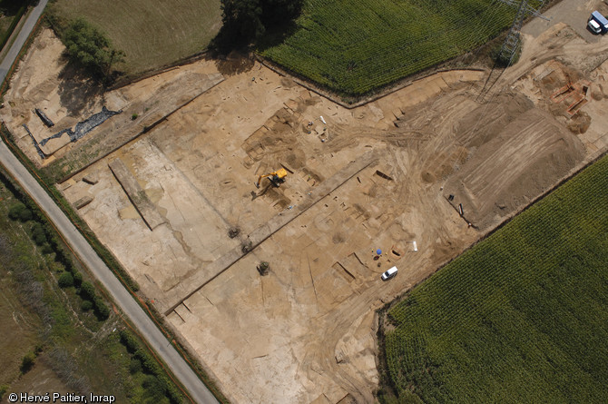 À Moulay, en Mayenne, à l'extrémité d'un vaste promontoire granitique situé à la confluence des rivières de la Mayenne et de l’Aron, l'un des plus grands oppida de la Gaule a été fouillé. Si une première enceinte fortifiée était connue depuis le XIXe siècle, c’est à l’occasion d’un aménagement routier en 2004 que les archéologues ont identifié ce site remarquable du Ier siècle avant de notre ère.