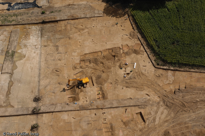  À Moulay, en Mayenne, à l'extrémité d'un vaste promontoire granitique situé à la confluence des rivières de la Mayenne et de l’Aron, l'un des plus grands oppida de la Gaule a été fouillé. Si une première enceinte fortifiée était connue depuis le XIXe siècle, c’est à l’occasion d’un aménagement routier en 2004 que les archéologues ont identifié ce site remarquable du Ier siècle avant de notre ère.   