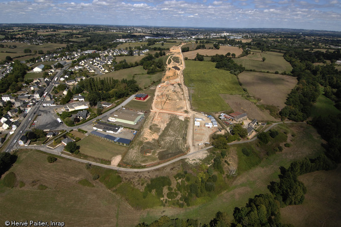  À Moulay, en Mayenne, à l'extrémité d'un vaste promontoire granitique situé à la confluence des rivières de la Mayenne et de l’Aron, l'un des plus grands oppida de la Gaule a été fouillé. Si une première enceinte fortifiée était connue depuis le XIXe siècle, c’est à l’occasion d’un aménagement routier en 2004 que les archéologues ont identifié ce site remarquable du Ier siècle avant de notre ère.   