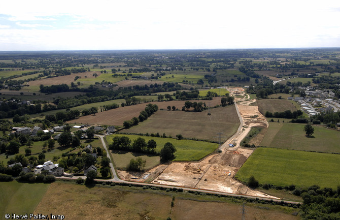 À Moulay, en Mayenne, à l'extrémité d'un vaste promontoire granitique situé à la confluence des rivières de la Mayenne et de l’Aron, l'un des plus grands oppida de la Gaule a été fouillé. Si une première enceinte fortifiée était connue depuis le XIXe siècle, c’est à l’occasion d’un aménagement routier en 2004 que les archéologues ont identifié ce site remarquable du Ier siècle avant de notre ère.