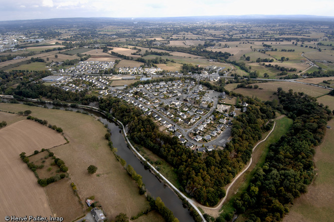 À Moulay, en Mayenne, à l'extrémité d'un vaste promontoire granitique situé à la confluence des rivières de la Mayenne et de l’Aron, l'un des plus grands oppida de la Gaule a été fouillé. Si une première enceinte fortifiée était connue depuis le XIXe siècle, c’est à l’occasion d’un aménagement routier en 2004 que les archéologues ont identifié ce site remarquable du Ier siècle avant de notre ère.