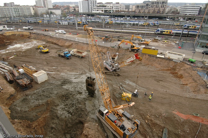 Vue de l'emprise des travaux effectués dans le cadre de l'opération ZAC Nancy Grand Coeur (Meurthe-et-Moselle), 2010. Les travaux ont révélé un étang médiéval monastique (XIIe s.) et un bastion appartenant à l'enceinte moderne de la ville (fin du XVIe s.).