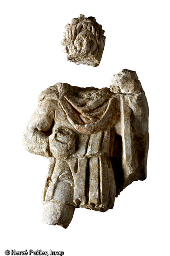 Statuette d'une divinité portant un maillet, peut-être Sucellus, découverte dans un niveau d'abandon du decumanus, Rennes (Ille-et-Vilaine), 2004.