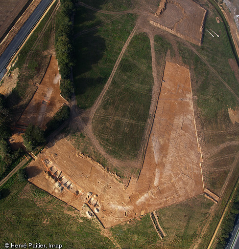 Décapage et sondages en cours sur un fossé interrompu du Bronze final, Lamballe (Côtes-d'Armor), 2006-2007.  La surface enclose avoisinne un hectare. 