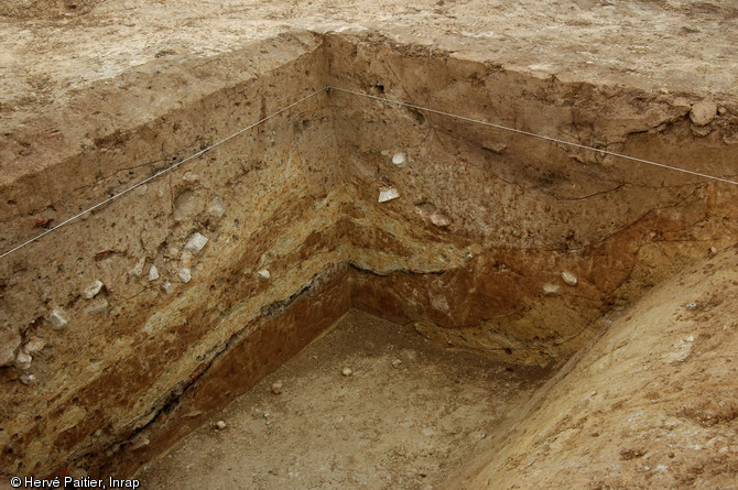 Vue de détail de la stratigraphie observée dans un fossé de l'âge du Bronze, Lamballe (Côtes-d'Armor), 2006-2007. 