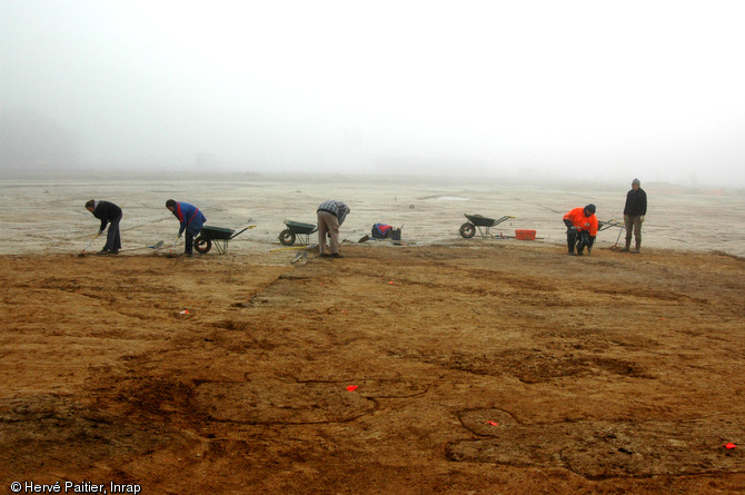 Dégagement d'un petit enclos et de structures de stockage datés du second âge du Fer, Lamballe (Côtes-d'Armor), 2006-2007. 