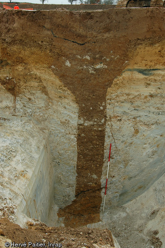 Coupe d'un puits gaulois, Lamballe (Côtes-d'Armor), 2006-2007.  Au cours de l'âge du Fer, l'occupation humaine se densifie sur l'ensemble du plateau de Lamballe et plusieurs établissements agricoles sont attestés. 