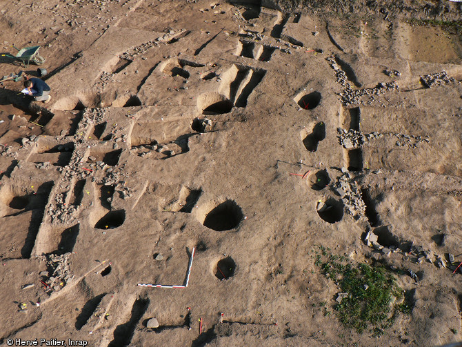 A Ancenis (Loire-Atlantique), des maisons du Bronze moyen (1500-1200 avant notre ère) et un habitat de la fin de l'âge du Fer (IIIe s. avant notre ère) ont été mis au jour en 2008.  Ici, un bâtiment de l'âge du Fer construit sur solin de pierre et poteaux porteurs intégralement fouillé. 