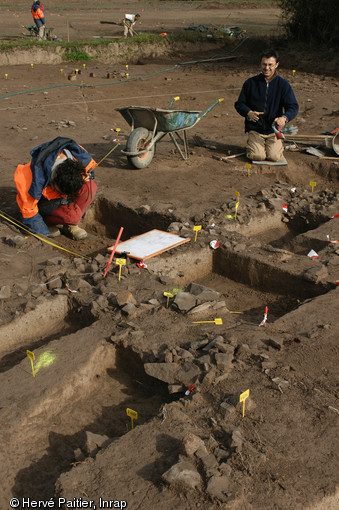 Relevés et fouille de maisons de l'âge du Bronze moyen à Ancenis (Loire-Atlantique) en 2008.  