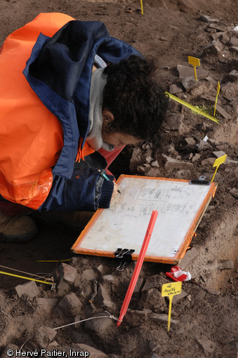 Relevés effectués sur des maisons datées de l'âge du Bronze moyen à Ancenis (Loire-Atlantique), 2008.  