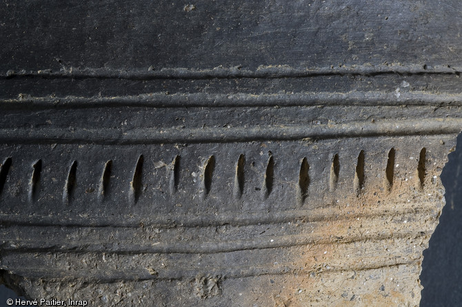 Céramiques décorées et datées de l'âge du bronze découvertes à Plouedern dans le Finistère en 2009.