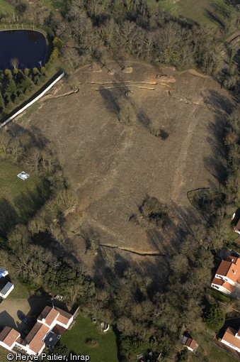 Un camp datant du néolithique a été dégagé en Vendée à St Gervais, celui comprends une enceinte à double fossés avec son entrée.