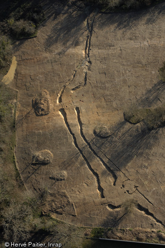 Un camp datant du néolithique a été dégagé en Vendée à St Gervais, celui comprends une enceinte à double fossés avec son entrée.