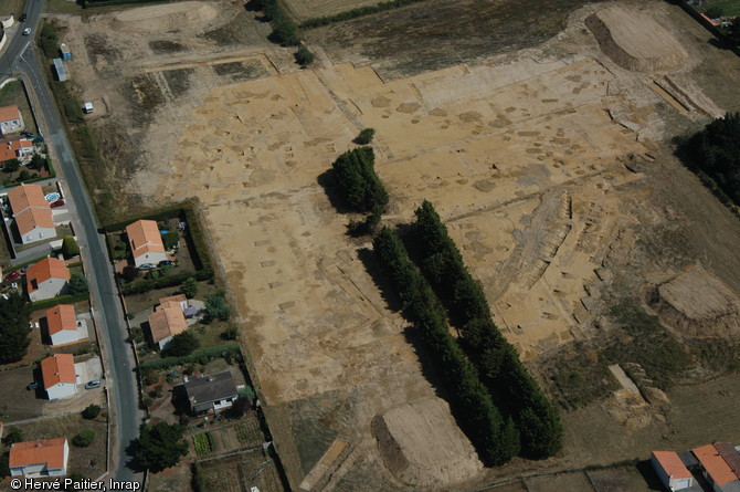 Vue aérienne du système d'enclos de la fin de l'époque gauloise à Brem-sur-Mer (Vendée), 2006.  Des bâtiments sur poteaux ont été repérés à l'intérieur du système d'enclos. Il pourrait s'agir d'un lieu de gestion du bétail. 