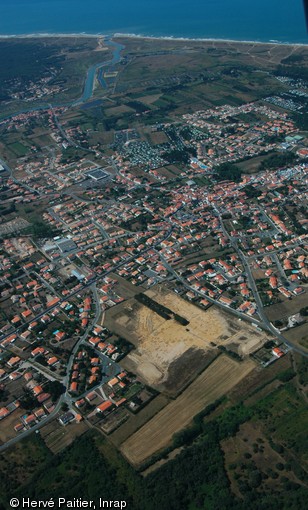 L'établissement rural de la fin de l'âge du Fer de Brem-sur-Mer (Vendée) dans son environnement, 2006.  Le site est localisé en zone rétro-littorale. Il est constitué d'un système d'enclos, fortement érodé, entourant des bâtiments sur poteaux : il a été interprété comme un lieu de gestion du bétail. 