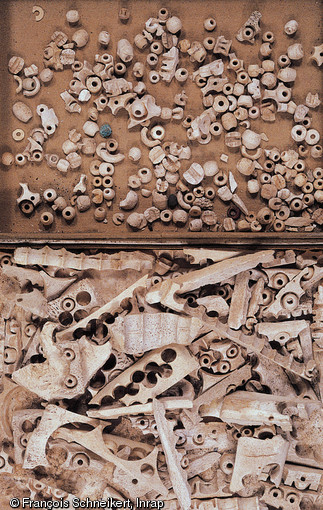 Déchets en os d'un atelier de patenôtrier (fabriquant de chapelets) du XVe siècle, place des Halles à Strasbourg (Bas-Rhin). Il s'agit d'une industrie florissante à la fin du Moyen Âge.