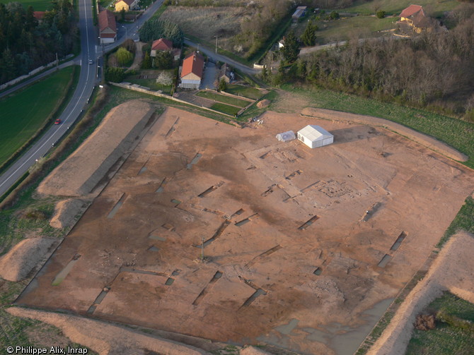 Vue aérienne du complexe cultuel des  Hauts-de-Buffon  à Montluçon (Allier) occupé au magdalénien et à l'époque gallo-romaine, fouille effectuée en 2006.    Sur le site une enceinte sacrée matérialisée par un mur de 55 m. sur 33 m. formant un portique a été mise au jour. A l'intérieur de l'enceinte, deux temples de type fanum et des installations utilitaires, notamment des puits et des zones de stockage furent exhumés.