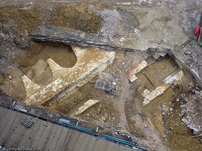 Vue du  secteur 1  du chantier du Palais des Congrès à Nancy (Meurthe-et-Moselle) en cours de dégagement, 2010. Le mur principal et ses contreforts arrondis correspondent à un tronçon de la face est du bastion Saint-Thiébaud, daté de la fin du XVIe s.