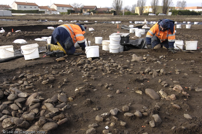 Fouille extensive d'un niveau de sol Chasséen (IVe millénaire avant notre ère) sur le site des Queyriaux (Puy-de-Dôme), 2011.  Les niveaux néolithiques étaient exceptionnellement bien conservés et ont livré une forte densité de structures (fosses, foyers, trous de poteau, sépultures, fossés). 