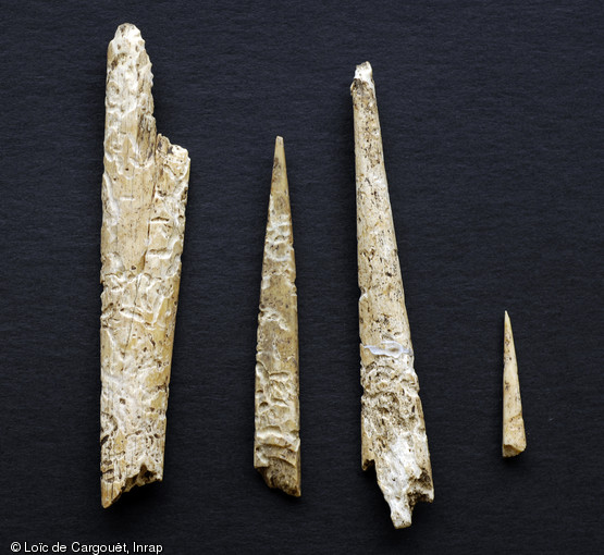 Éléments de l'industrie osseuse chasséenne (fragments de poinçons et aiguilles) provenant du site des Queyriaux (Puy-de-Dôme), 2011. 