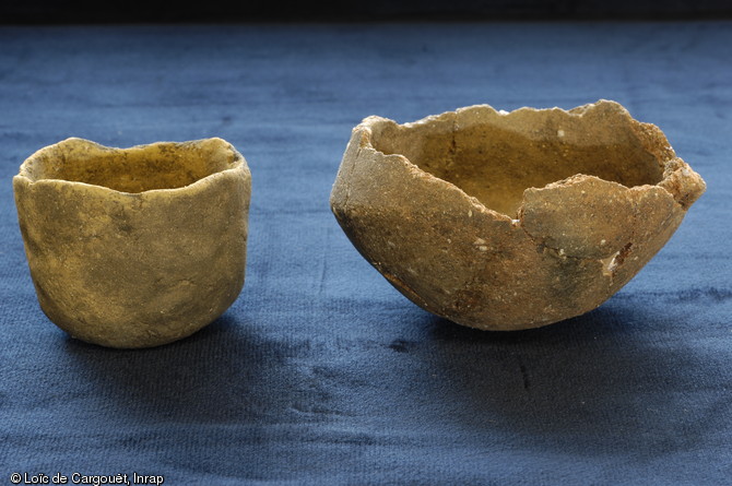 Céramiques pré-chasséennes (à gauche un micro-vase et à droite un vase caréné) découvertes sur le site de Queyriaux (Puy-de-Dôme), 2011. 