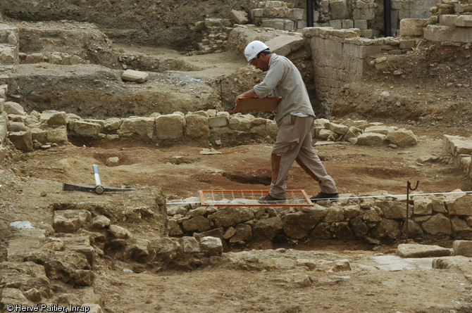 Relevé d'un mur d'une forge du XIIIe s., fouille du château de Caen (Calvados), 2005.