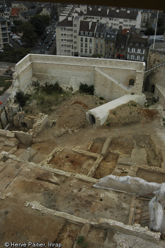 Vue générale du chantier avec en arrière-plan le mur de Cavalier érigé pour soutenir une terrasse d'artillerie durant la seconde moitié du XVIe s. et le souterrain permettant d'accéder à la tour d'angle de la fortification, château de Caen (Calvados), 2005. 