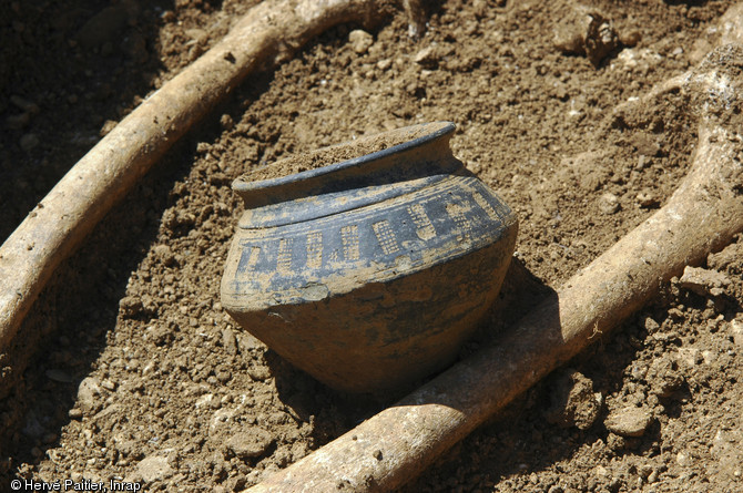   À Norroy-le-Veneur, dans les environ de Metz, une fouille a été menée par l'Inrap préalablement à l'implantation du nouveau parc d'entreprises ECOPARC entre février et juin 2005. Elle a permis de découvrir une nécropole des VIe et VIIe siècles dans son intégralité, contrairement à d'autres sites du même genre souvent fouillés partiellement. Les archéologues ont ainsi pu travailler sur un ensemble cohérent dont l'étude prend tout son intérêt dans le contexte régional et la mise en relation avec les sites d'habitats découve