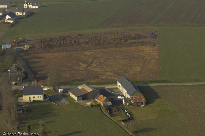 Vue aérienne, après décapage de la terre végétale, du site fouillé au lieu-dit l'Abbaye, sur la commune de Trémeur (Côtes-d'Armor), 2011. On distingue nettement des fossés ayant servi à délimiter, pendant plusieurs siècles, différents habitats. Un établissement rural antique a ici succédé à une ferme gauloise. 