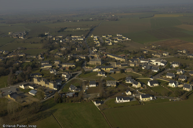 Vue aérienne de la commune de Trémeur (Côtes-d'Armor). En arrière-plan sur la droite se trouve l'emprise de la fouille, au lieu-dit l'Abbaye