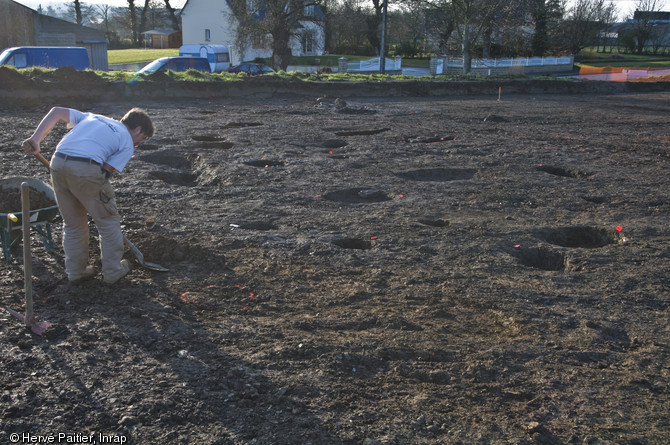 Fouille des vestiges d'un bâtiment d'habitation sur poteaux plantés, datée de l'époque gallo-romaine découvert sur le site fouillé en 2011 au lieu-dit  l'Abbaye , sur la commune de Trémeur (Côtes d'Armor). 