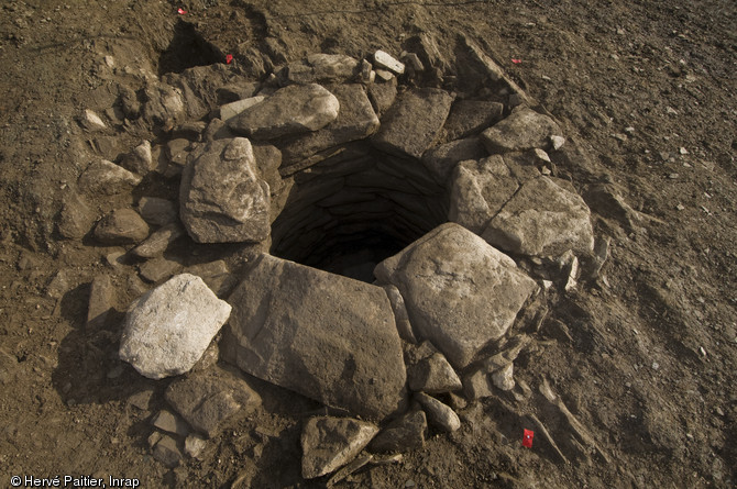 Puits d'époque gallo-romaine découvert sur le site fouillé au lieu-dit  l'Abbaye , sur la commune de Trémeur (Côtes d'Armor), 2011. Ce dernier a été comblé au Ve siècle de notre ère. De nombreux éléments de canalisation et d'architecture en bois liés aux aménagements voisins ont été découverts lors de sa fouille. 