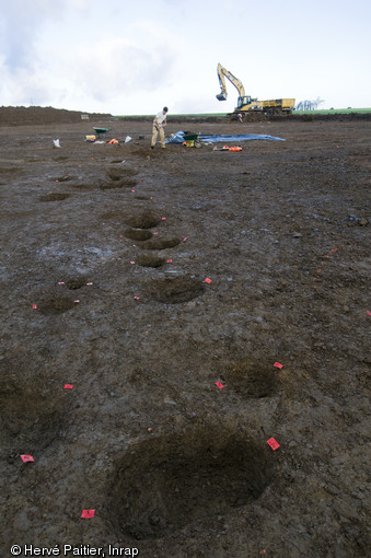 Ligne de trous de poteaux correspondant à la façade de bois d'un bâtiment d'habitation gallo-romain sur le site fouillé au lieu-dit l'Abbaye, sur la commune de Trémeur (Côtes-d'Armor), 2011.