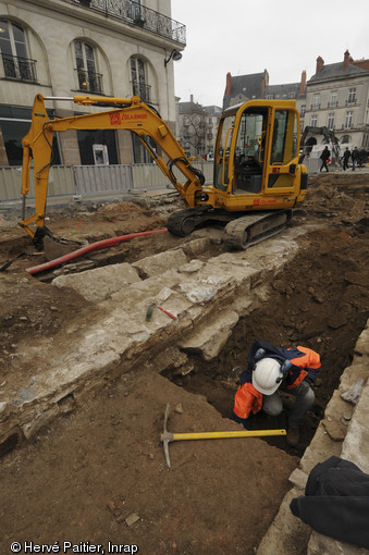 Au premier plan l'ancienne voie de chemin de fer reliant Nantes à Saint-Nazaire construite au XIXe s., allée de la Tremperie, Nantes, 2011. 