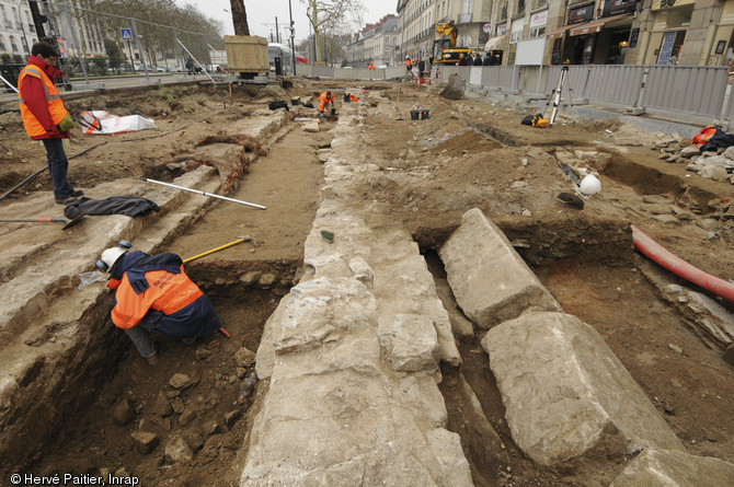 Éléments de la voie de chemin de fer reliant Nantes à Saint-Nazaire construite au XIXe s., allée de la Tremperie, Nantes, 2011. 