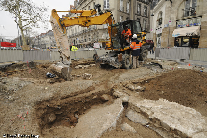 Travaux de terrassement sous surveillance archéologique au croisement de la rue de la Paix et de l'allée de la Tremperie à Nantes en 2011.