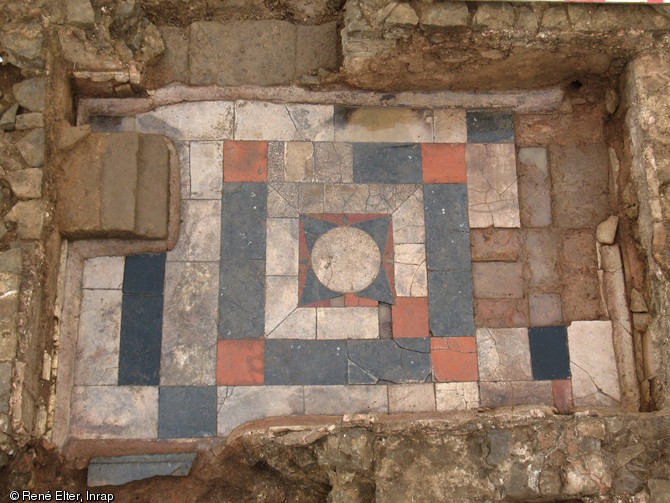 Frigidarium (pièce froide) de l'ensemble balnéaire de la villa gallo-romaine de Damblain (Vosges), IIe-IIIe s. de notre ère, 2008.  Le sol de cette pièce est réalisé en opus sectile (dallage) de pierres fines blanches, noires et rouges. Le bas des murs est recouvert de plaques et de moulures de calcaire blanc. 