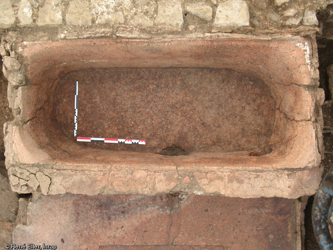 Baignoire individuelle de la salle chaude du secteur balnéaire de la villa de Damblain (Vosges), IIe-IIIe s. de notre ère, 2008.  Le revêtement final de béton de tuileau recouvre un décor initial en mosaïque.  