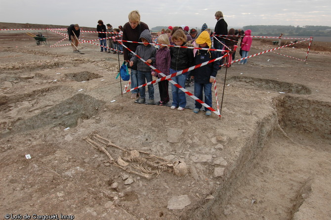 Une visite scolaire sur le chantier de la villa gallo-romaine de Conthil (Moselle), 2009. 