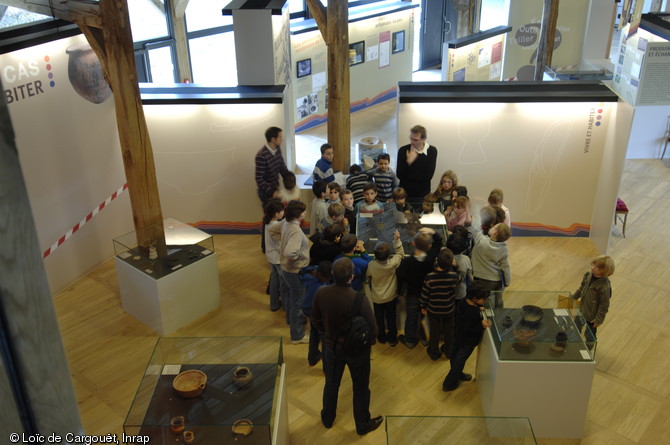 Visite scolaire de l'exposition Aux origines du Loiret de la préhistoire à l'A19, château de Chamerolles (Loiret), 2009-2010. 