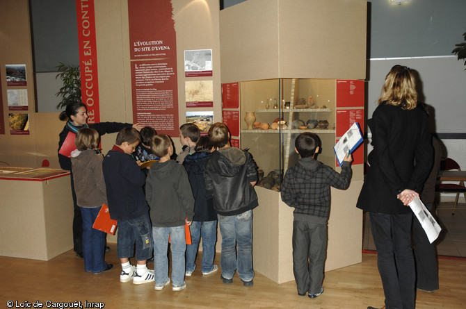 Visite scolaire de l'exposition Evena, aux origines d'Esvres-sur-Indre, Esvres (Indre-et-Loire), 2009.