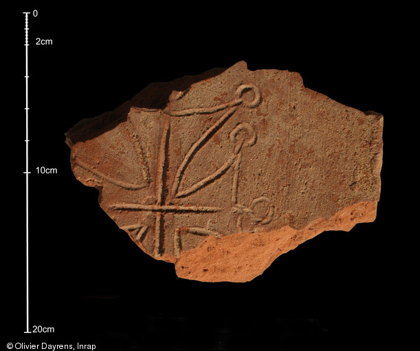 Fragment de brique décoré trouvé dans le rempart médiéval de Toulouse, fouille de la Cité judiciaire. 