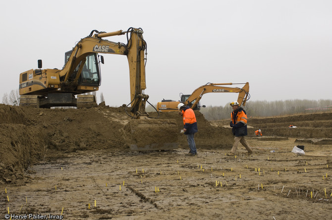 Le site d'Alizay (Eure) en cours de décapage, 2011.  Au total, près de 30 hectares seront fouillés. Les données seront exploitées par une équipe pluridisciplinaire qui cherchera à comprendre la variété des occupations qui se sont succédées sur ce site de fond de vallée.  