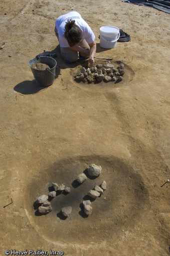 Dégagement d’un foyer de l'âge du Bronze à Bédée (Ille-et-Vilaine), 2011.