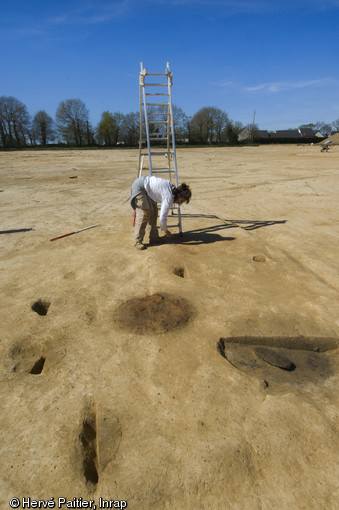 Nettoyage de structures de l'âge du Bronze avant photographie, Bédée (Ille-et-Vilaine), 2011.